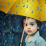 Kind mit gelbem Schirm im Regen